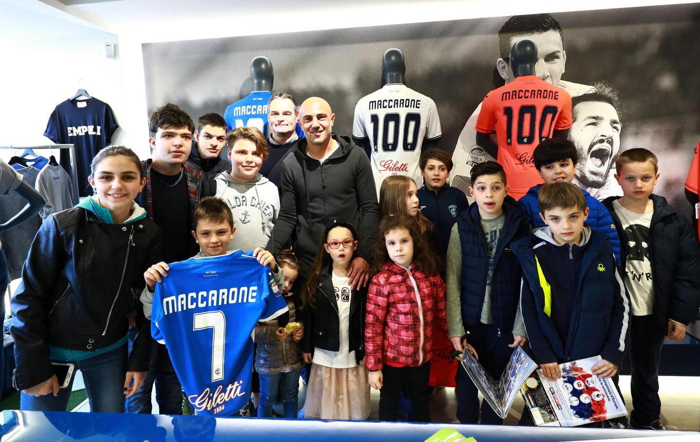 L’abbraccio dei tifosi a Maccarone 