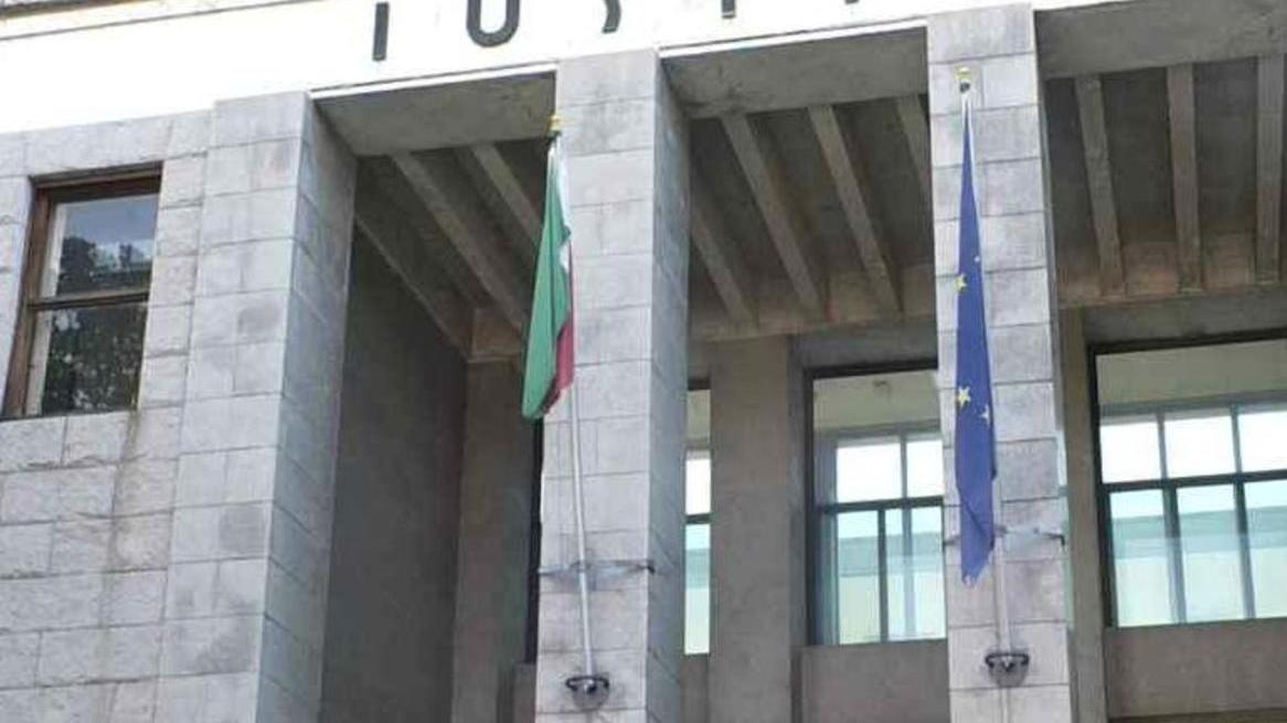 Ruba i risparmi di una famiglia domestica condannata a 3 anni