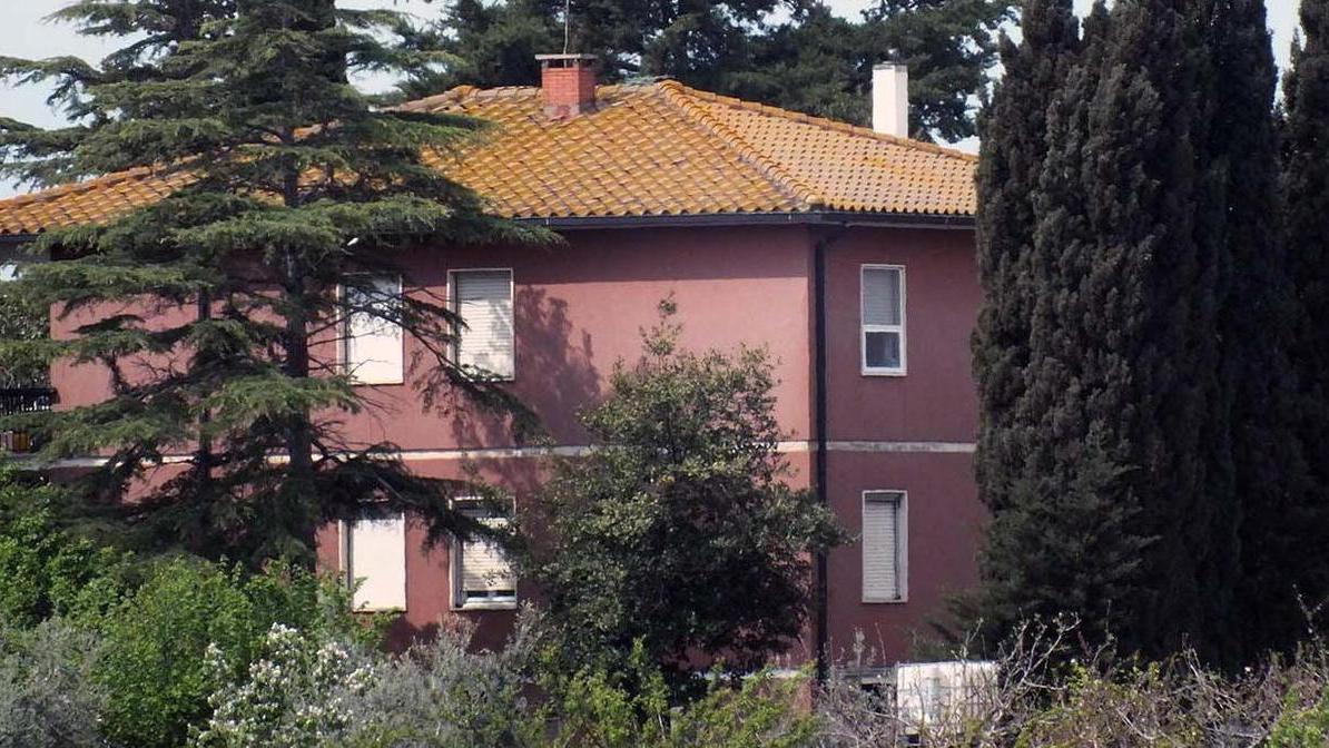 Muore a 68 anni asfissiato nell’alloggio che va a fuoco