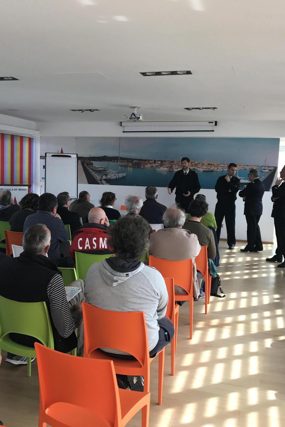 Un incontro sulla sicurezza in spiaggia