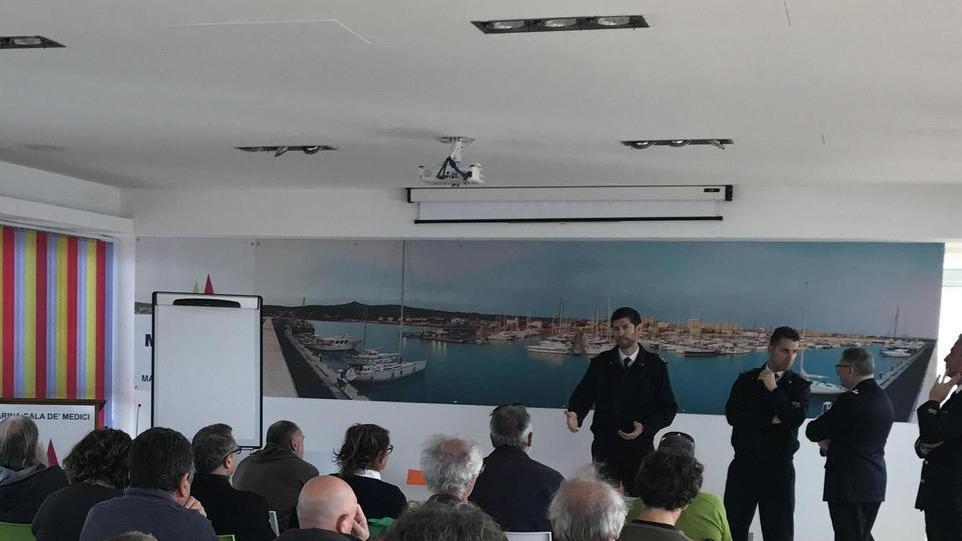 Un incontro sulla sicurezza in spiaggia