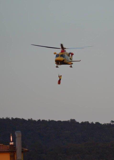Cade nella sua oliveta recuperato con l’elisoccorso