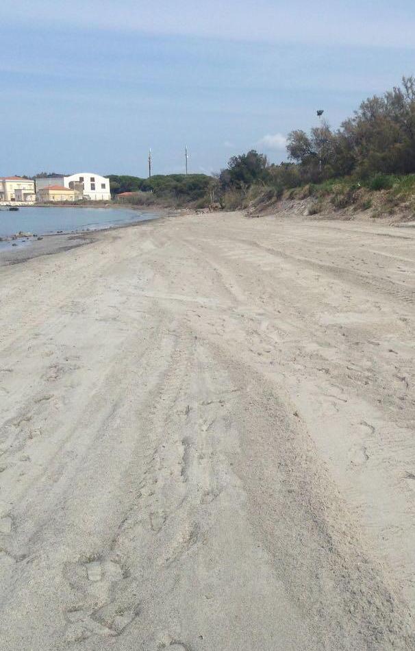 I trattori per livellare la spiaggia davanti al paese