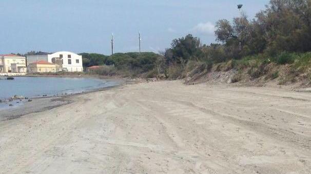 I trattori per livellare la spiaggia davanti al paese
