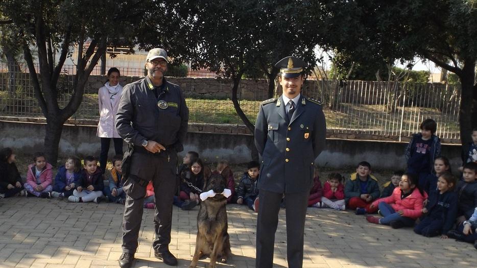 Gli scolari a lezione di legalità con la guardia di finanza