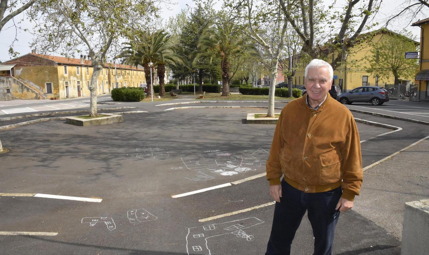 Italo di Fiore in piazza del Combattente ad Alberese: in passato un viale alberato, oggi una colata di asfalto e cemento (foto Agenzia Bf)