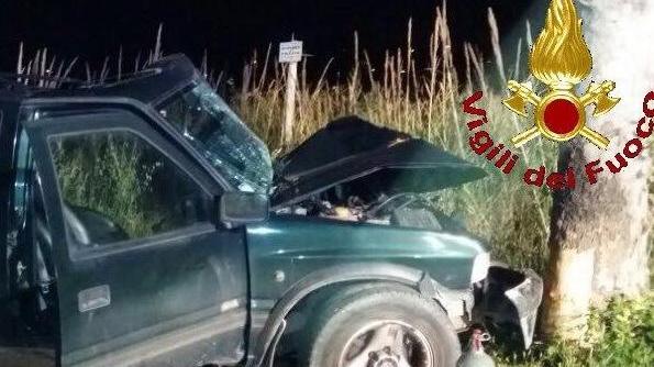 Sbanda e finisce contro un platano Portato a Siena
