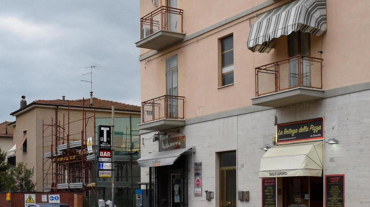 Ladri vandali spaccano i vetri a due auto