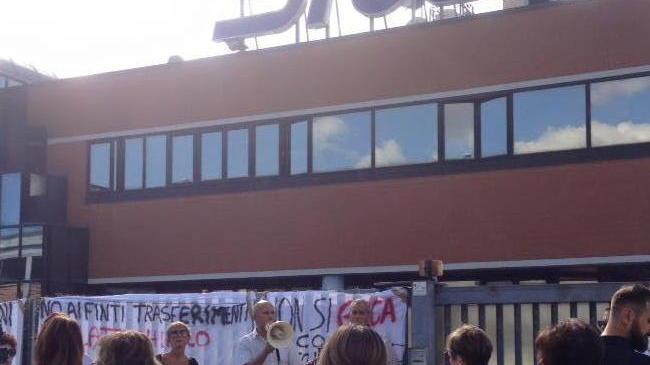 Sciopero e manifestazione davanti alla sede di Snai