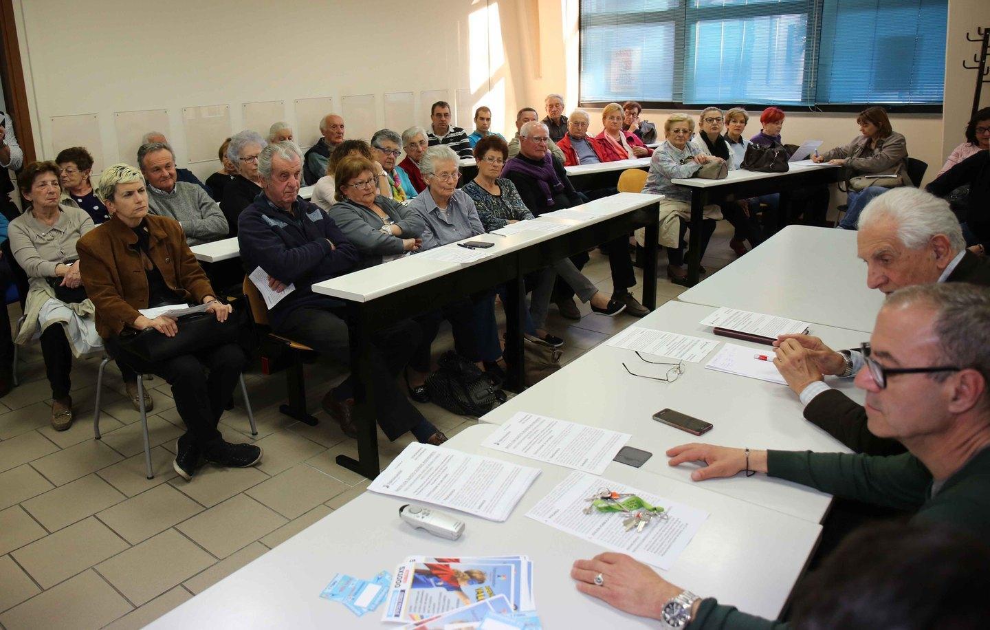 «Truffati dalle coop, ora tutti in piazza» 
