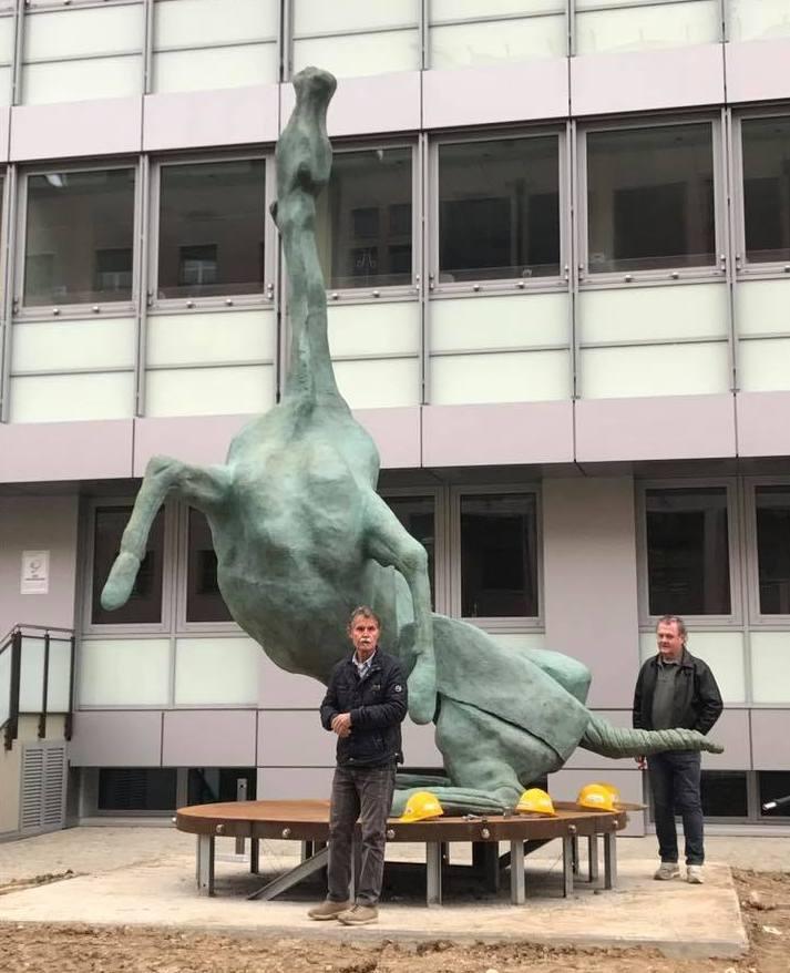 La scultura di Pavesi simbolo di lotta  contro la malattia 