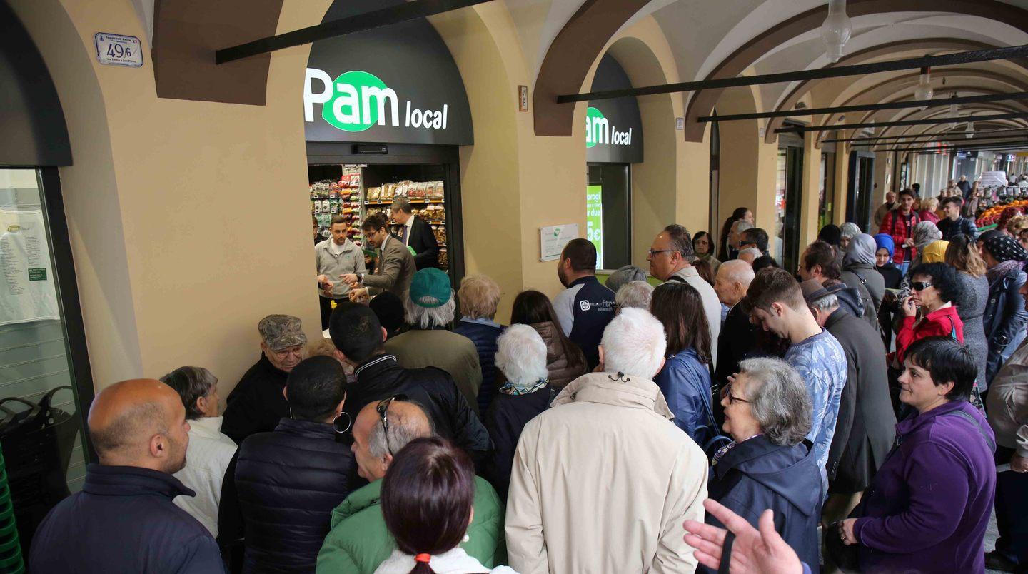 Apre il Pam, i reggiani si mettono in fila 