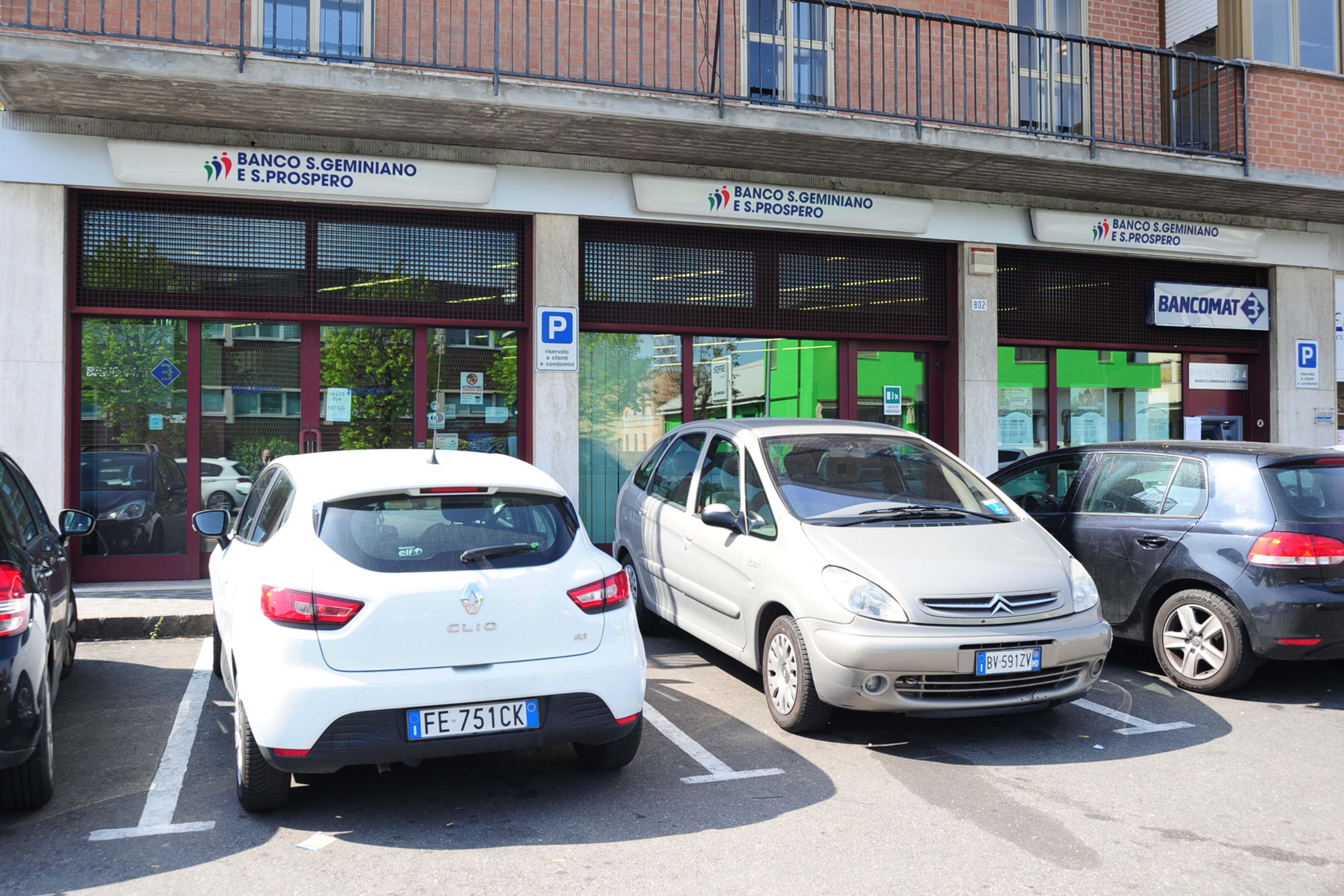 Modena, in tre rapinano la banca e un cliente allo sportello 