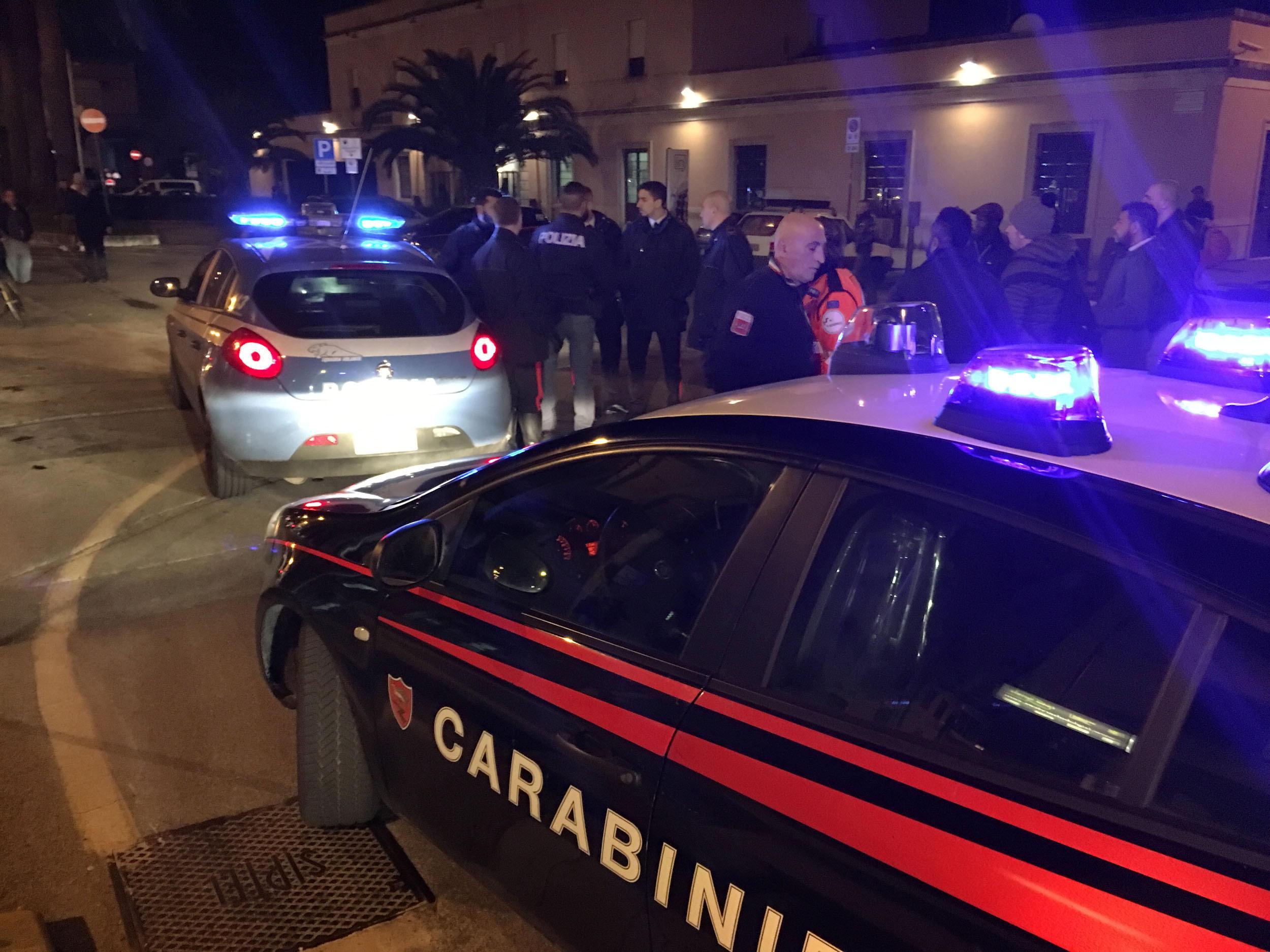 Carabinieri e Polizia in piazza Gramsci dopo una rissa