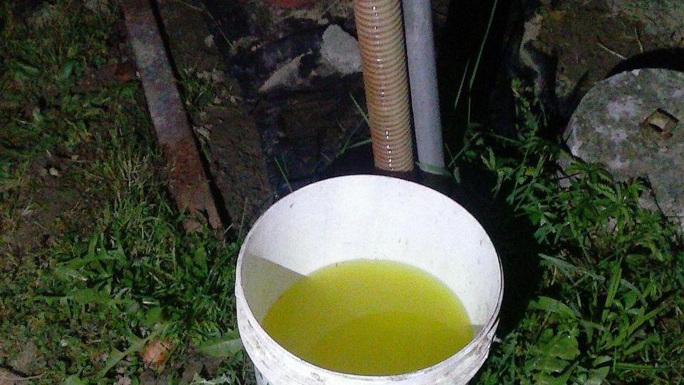 L'acqua fosforescente che esce dai pozzi lungo via del Bollacchione