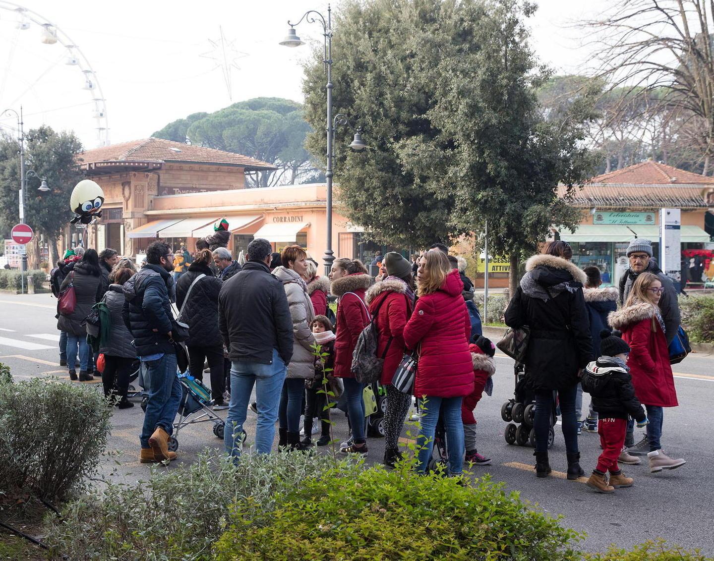 Comitiva di turisti sul viale Verdi a Montecatini (Foto d’archivio)