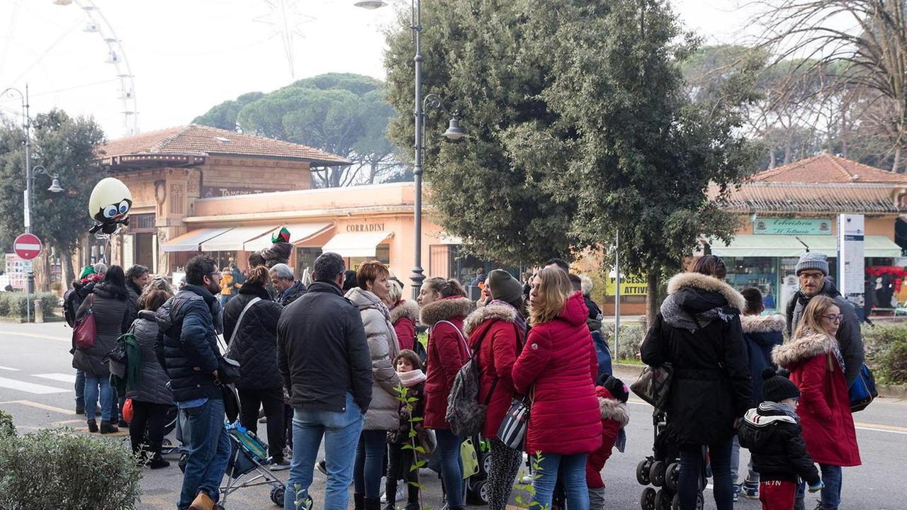 Comitiva di turisti sul viale Verdi a Montecatini (Foto d’archivio)