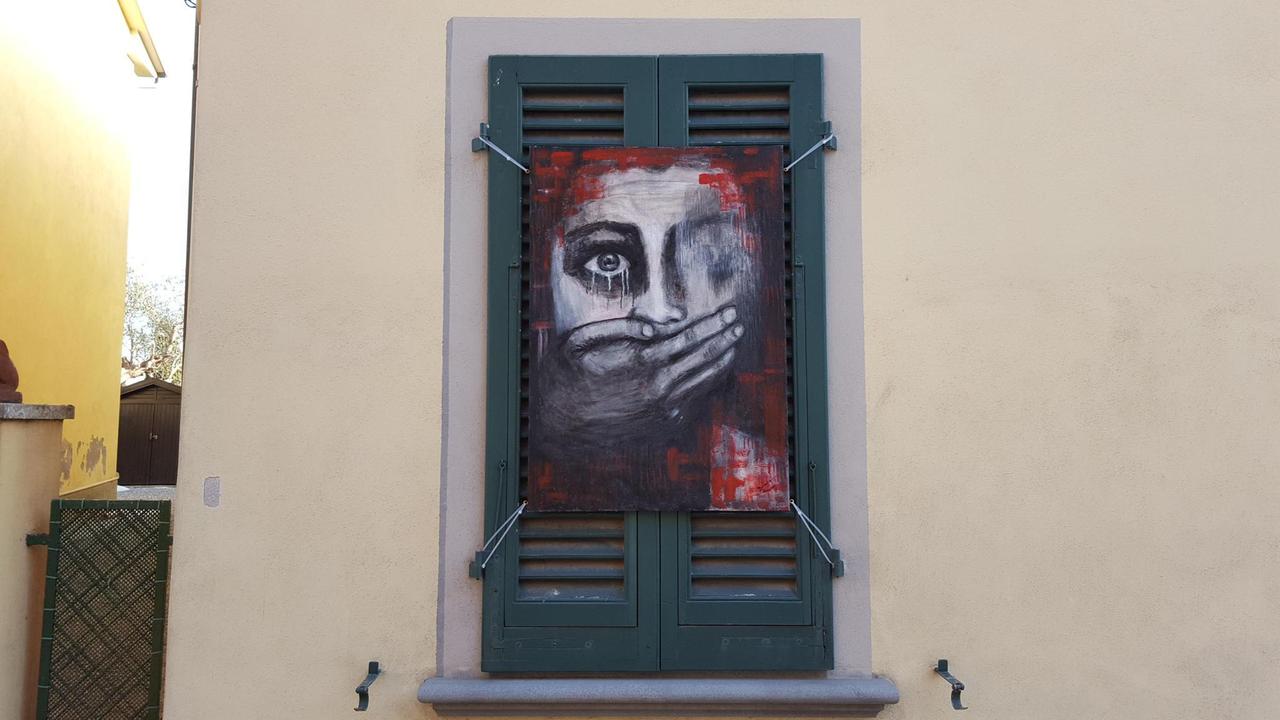 Una mostra all’aperto contro la violenza sulle donne