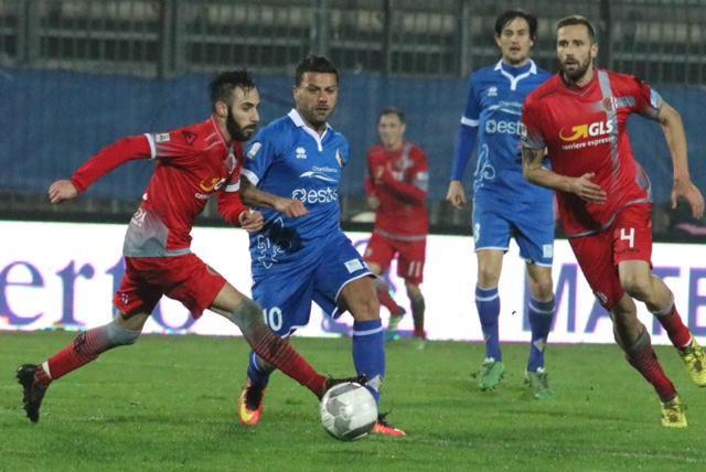 Una fase di gioco di Prato-Alessandria partita d'andata