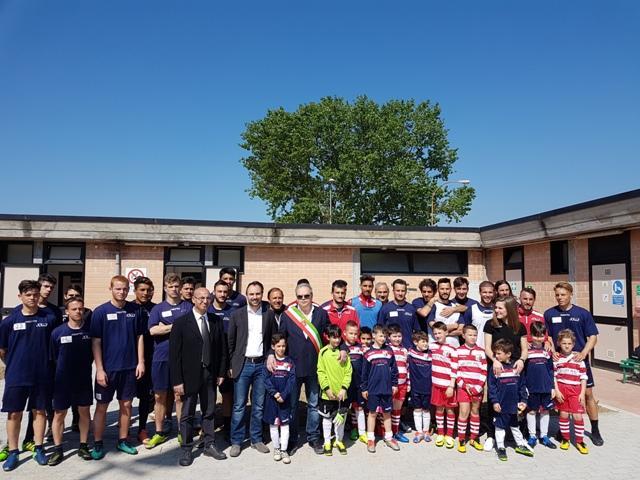Foto di gruppo all'inaugurazione dei nuovi spogliatoi