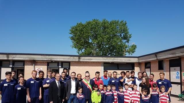 Foto di gruppo all'inaugurazione dei nuovi spogliatoi