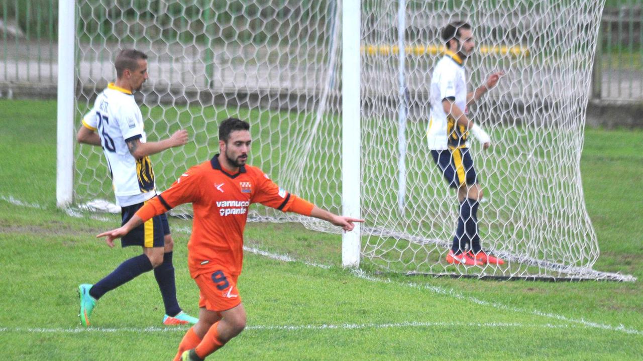 L'esultanza di Rovini dopo un gol (foto Gori)
