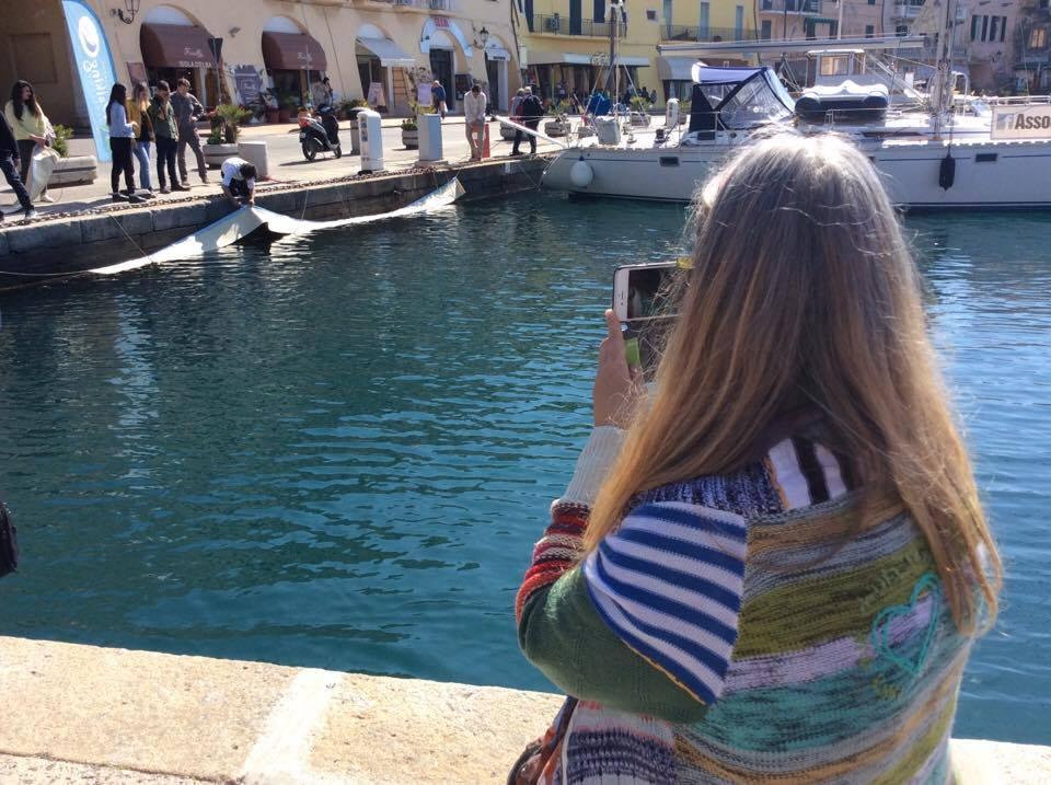 Il posizionamento del banner al Molo Elba (foto Gio' Di Stefano)