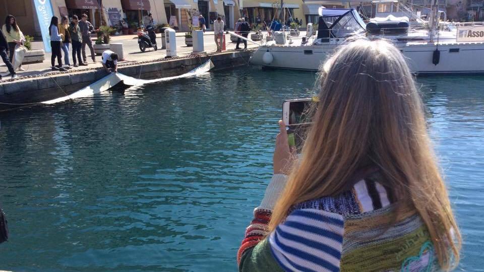Il posizionamento del banner al Molo Elba (foto Gio' Di Stefano)