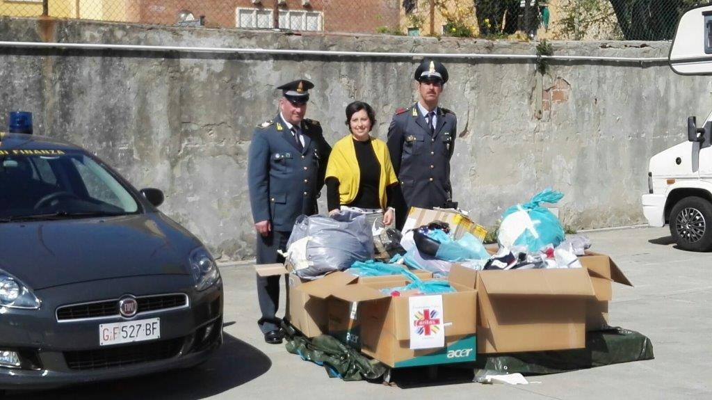 La consegna della merce sequestrata alla Caritas di Livorno