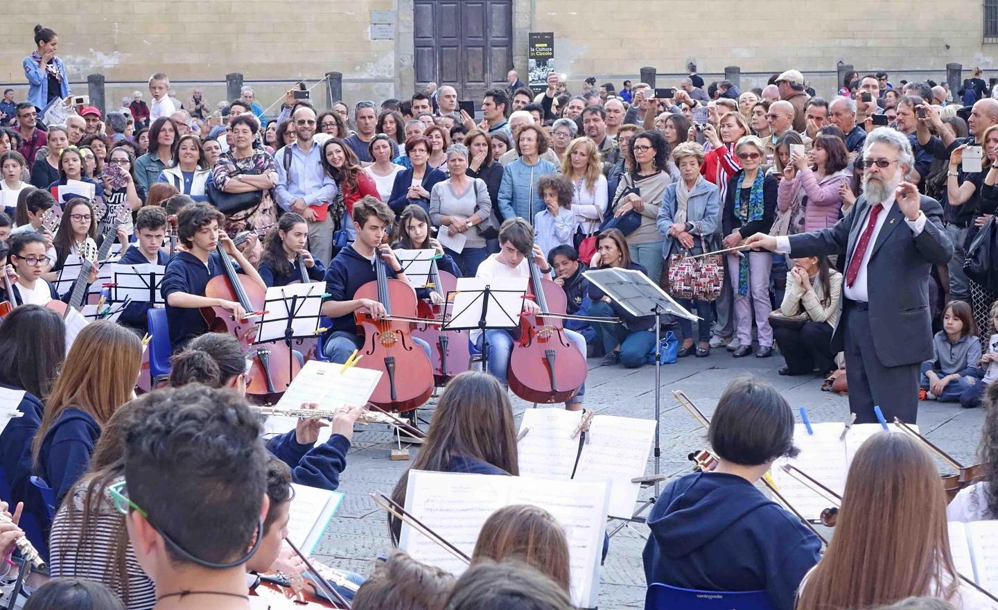 "Leggere la città" porta in piazza l’Inno alla Gioia suonato dai bambini   