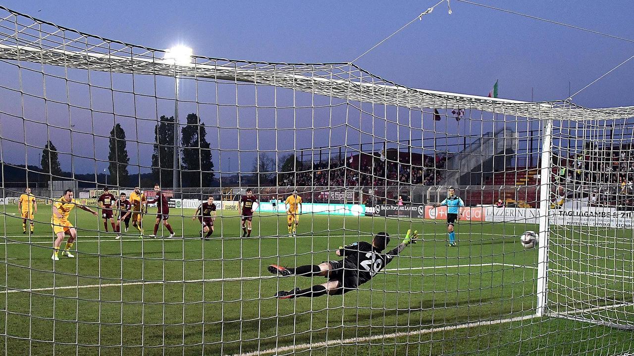 Il rigore sbagliato dal livornese Vantaggiato (Foto Franco Silvi)