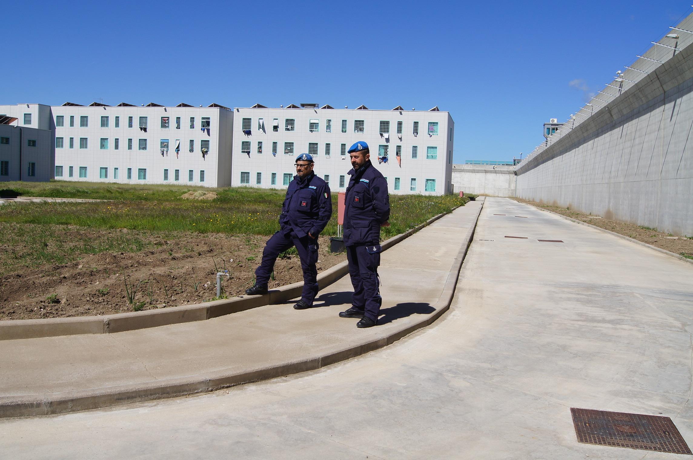 Guardie penitenziarie davanti al carcere di Nuchis
