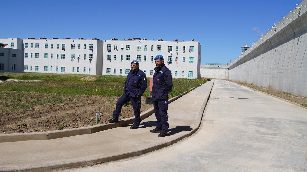 Guardie penitenziarie davanti al carcere di Nuchis