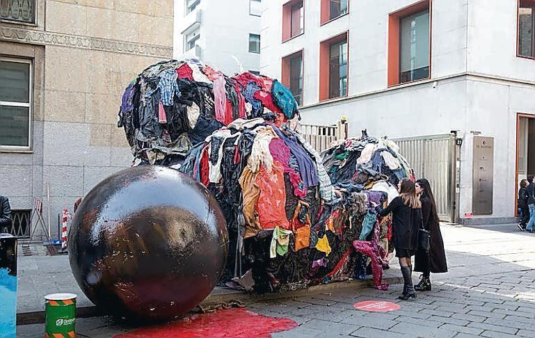 Una delle opere realizzate dalla Waste in esposizione a Milano 