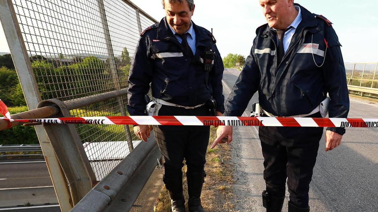 Tir danneggia il cavalcavia e fugge