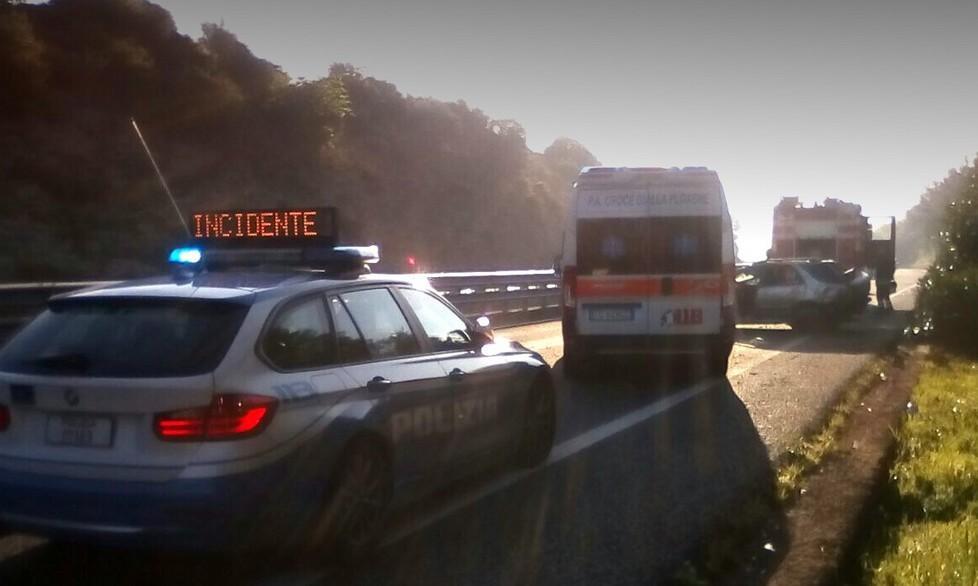 Auto cappottata, ferito un 65enne