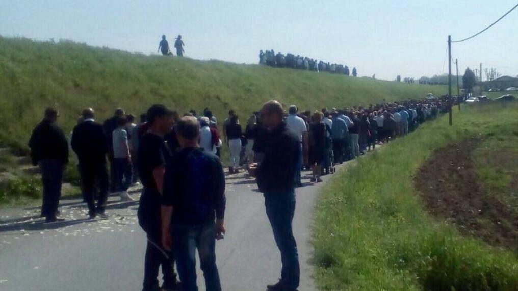 Fuochi d’artificio per l’addio al ventenne morto in auto