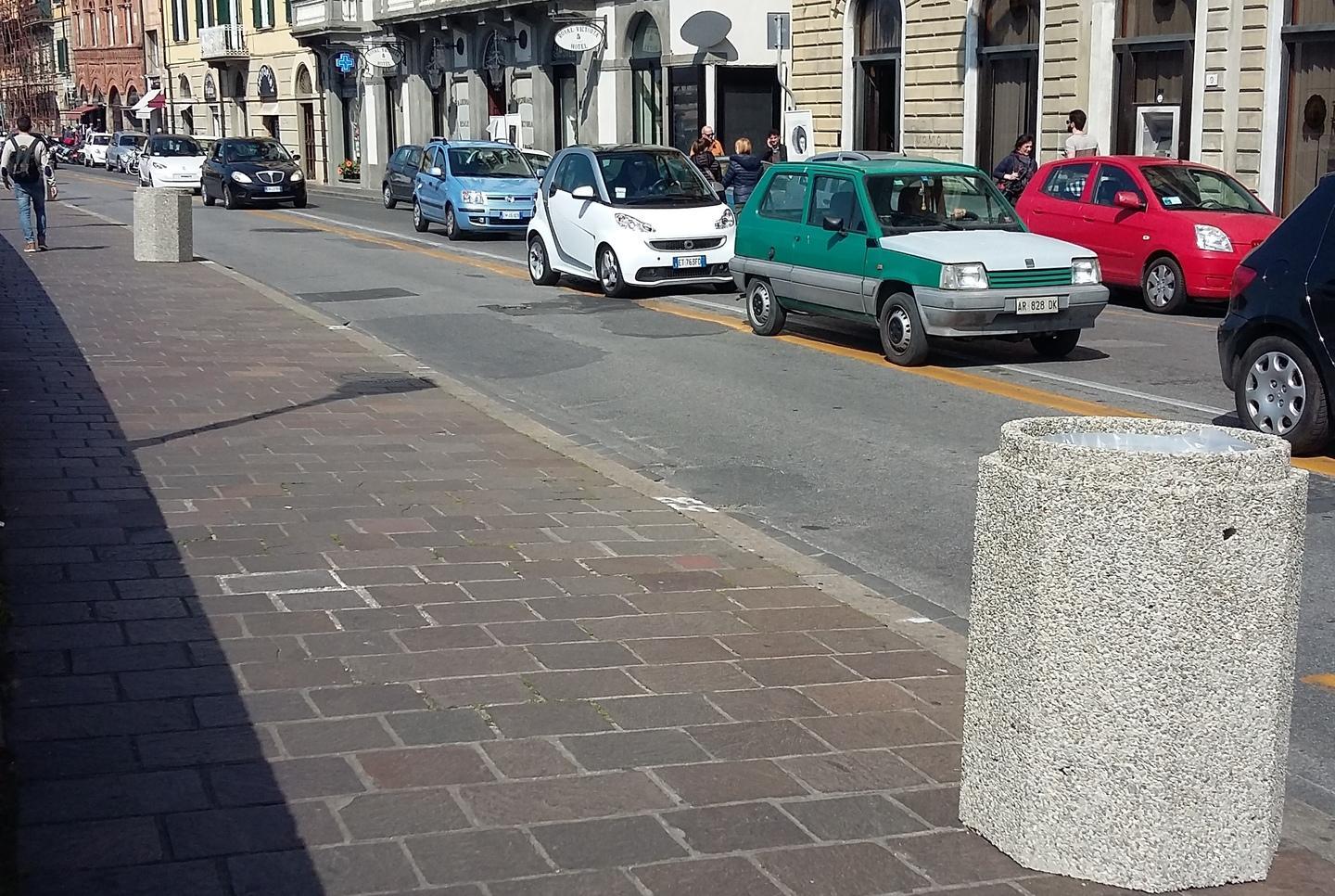 Cestini sui lungarni e bicchieri di plastica  in Piazza dei Cavalieri 