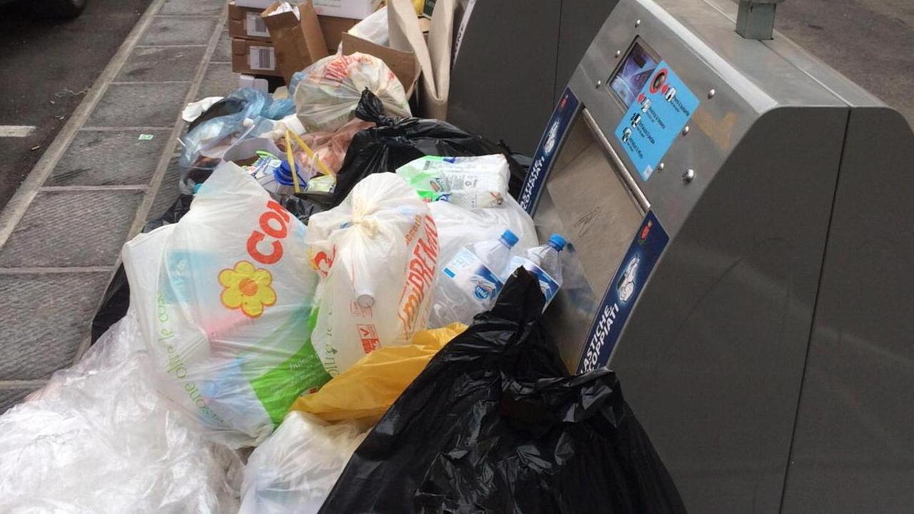Rifiuti abbandonati fuori dai cassonetti: sette multati