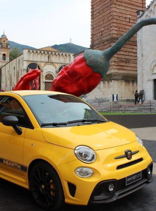In piazza Duomo Fiat Abarth pronte per essere guidate 