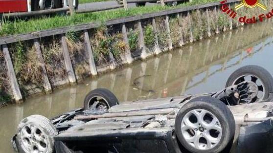 Finisce nel fosso con l’auto salvata da due passanti