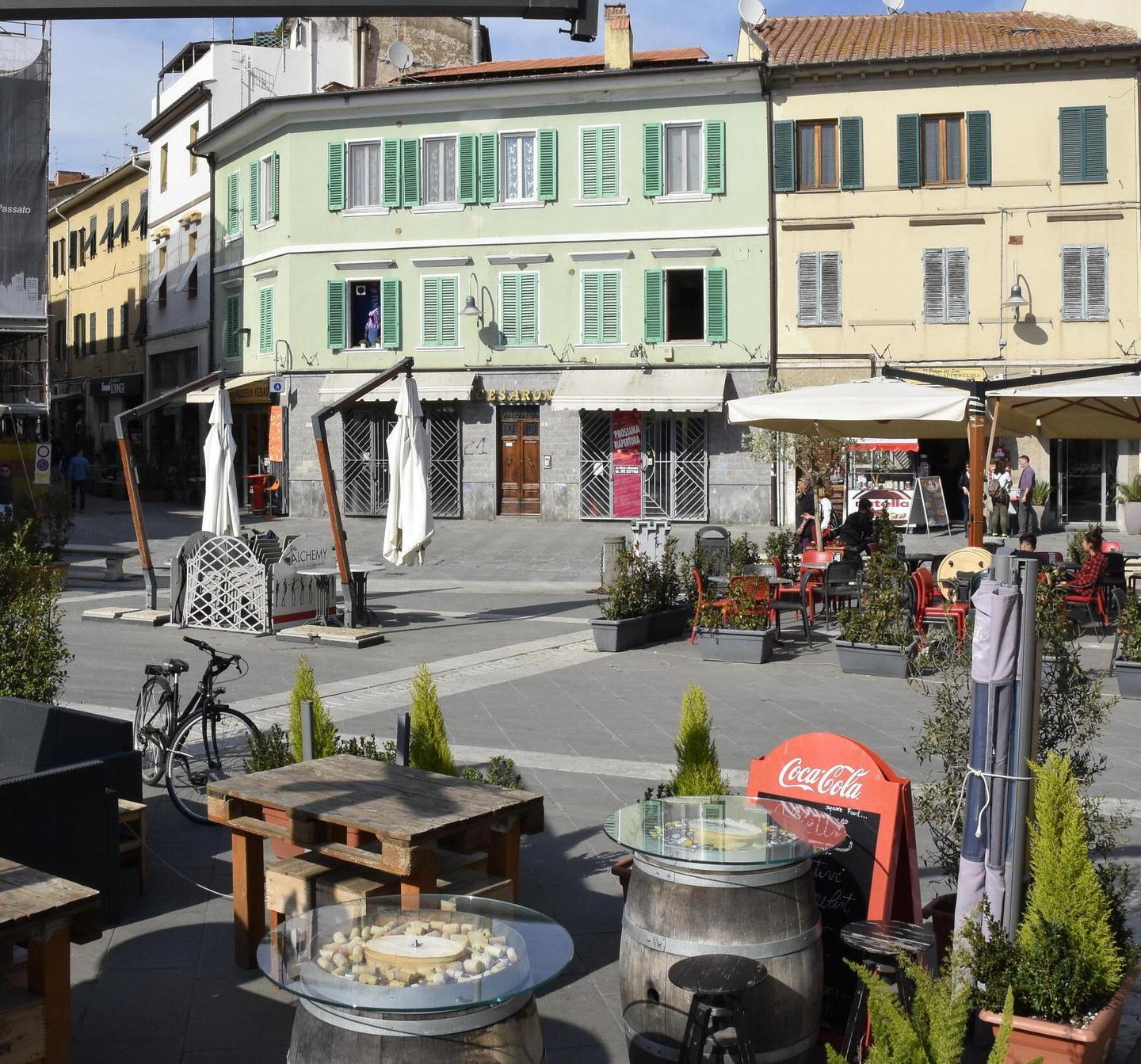 Inseguimento e tensione in piazza 