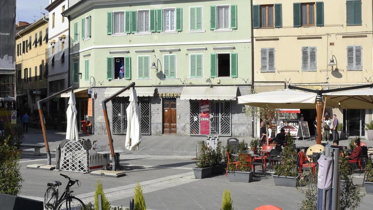 Inseguimento e tensione in piazza