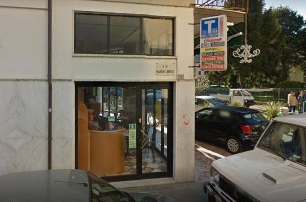 Tentano di rubare in un bar ma i passanti li fanno fuggire 