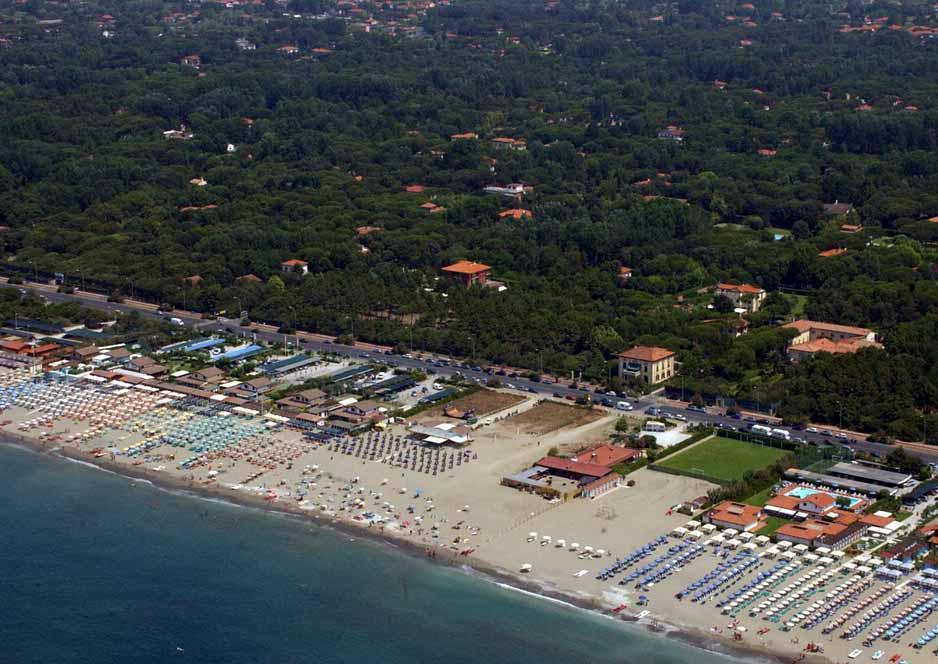 Montignoso, le spiagge pubbliche scendono da tre a due 