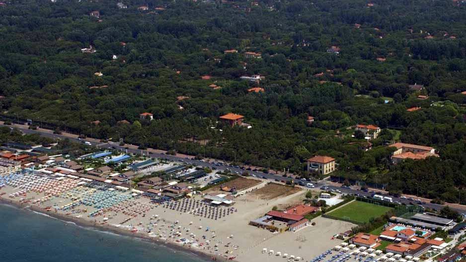 Montignoso, le spiagge pubbliche scendono da tre a due