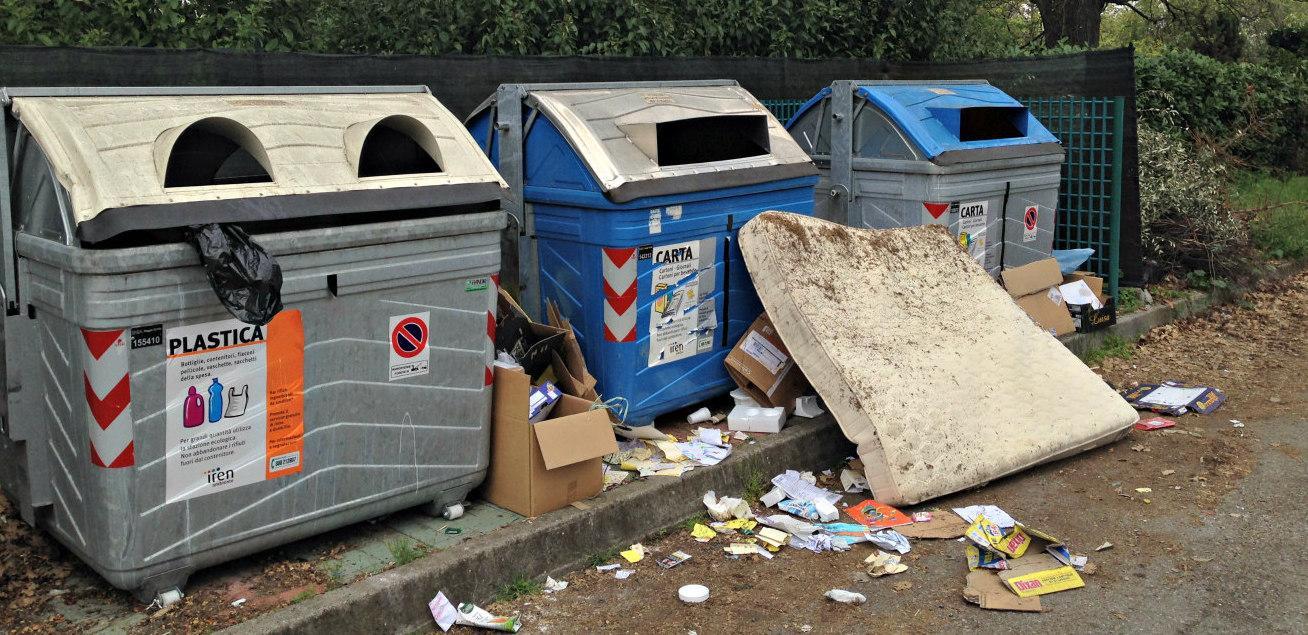 Un materasso accanto ai cassonetti