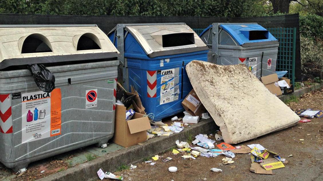 Un materasso accanto ai cassonetti