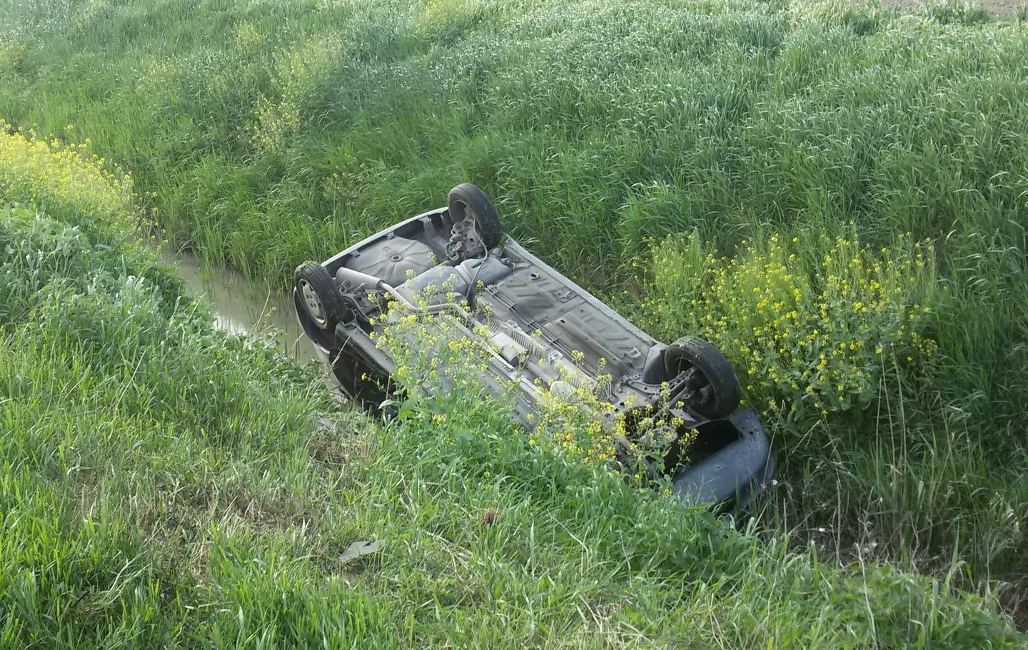 Due auto cappottano sulla Gran Linea e finiscono nel fosso