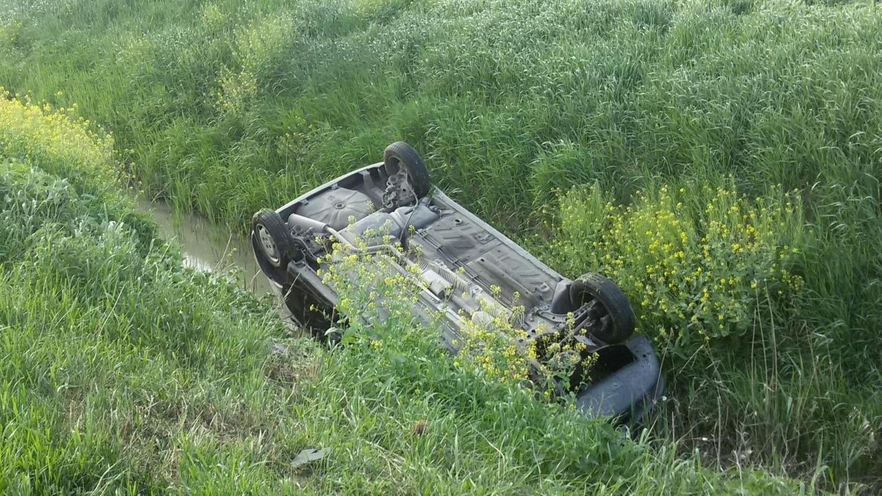 Due auto cappottano sulla Gran Linea e finiscono nel fosso